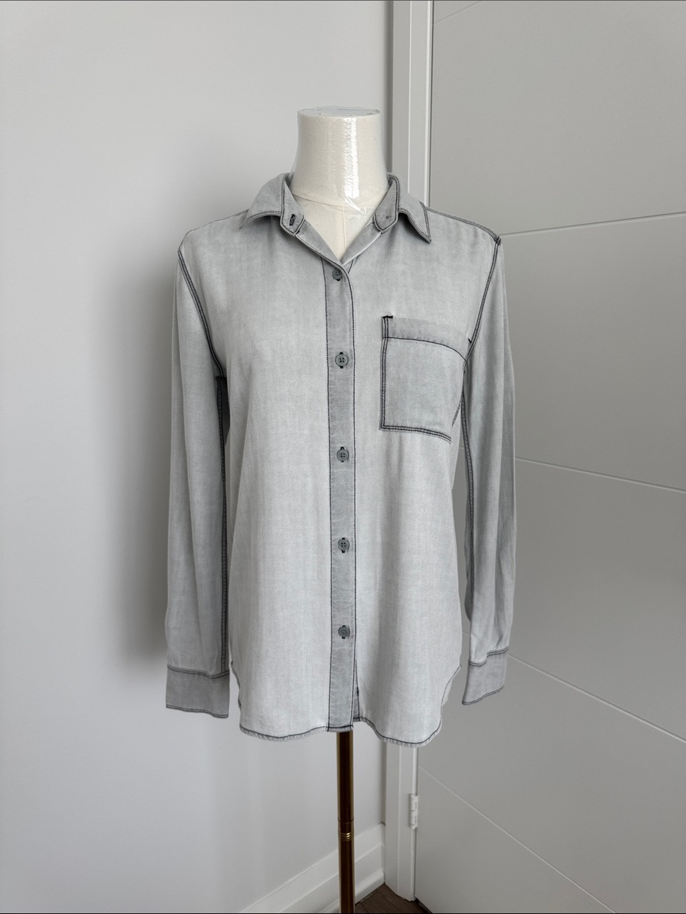 Aritzia / Talula (old Babaton) rayon shirt in faded grey
